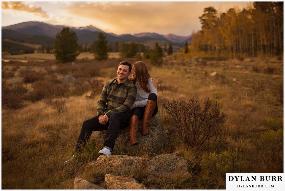 how to prepare for my engagement session couple in aspen trees at sunset