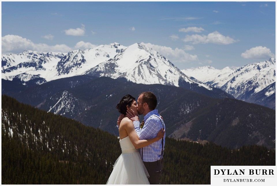 aspen wedding elopement bride and groom kissing with mountains in background