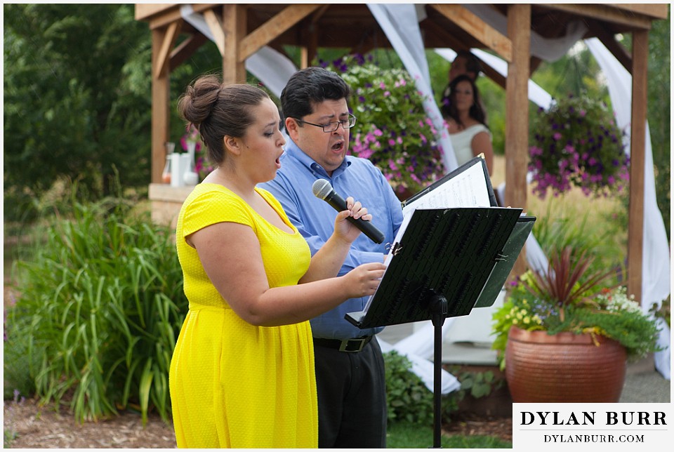 chatfield farms wedding botanic gardens singing during ceremony