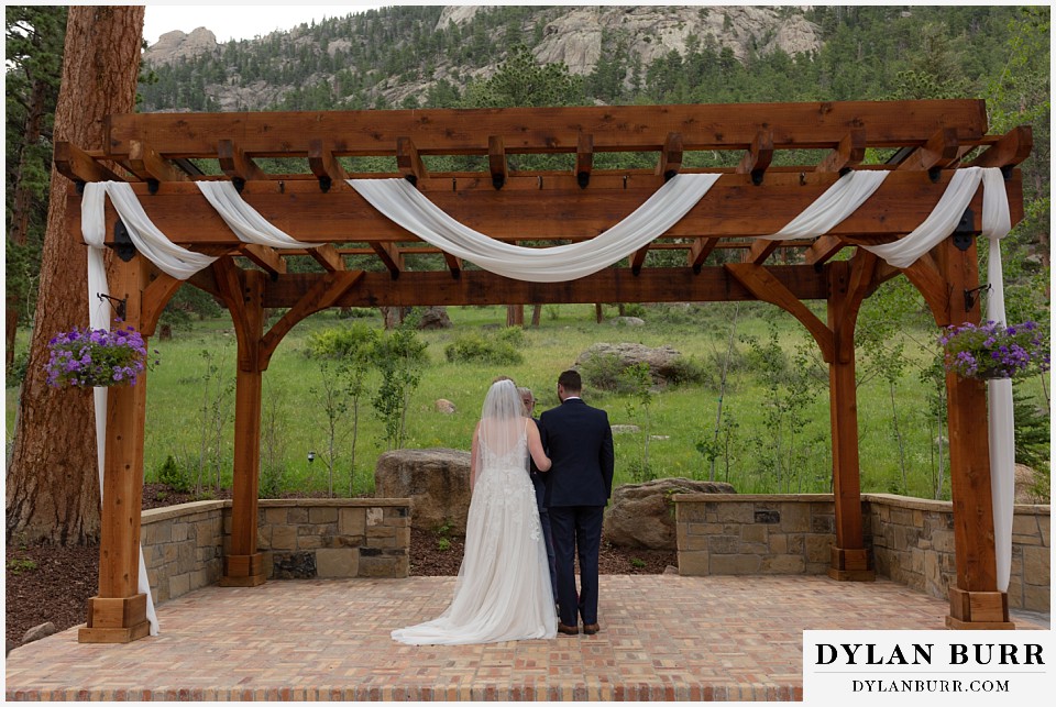 della terra mountain chateau wedding colorado rocky mountain national park wedding rmnp elopement wide view of pergola with decorations at ceremony site