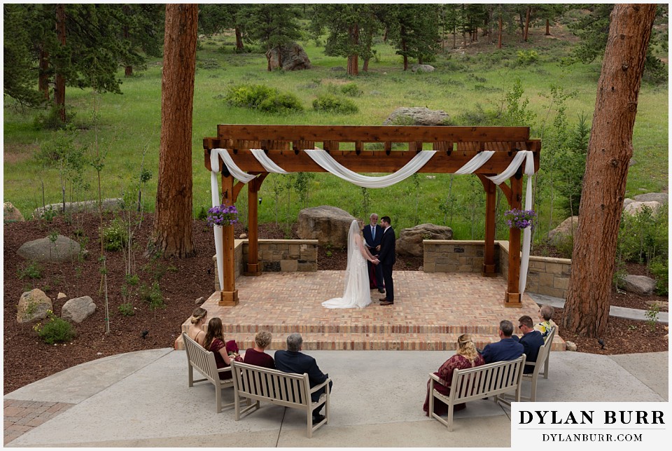 della terra mountain chateau wedding colorado rocky mountain national park wedding rmnp elopement wide view showing everyone seated and the mountains at the ceremony site