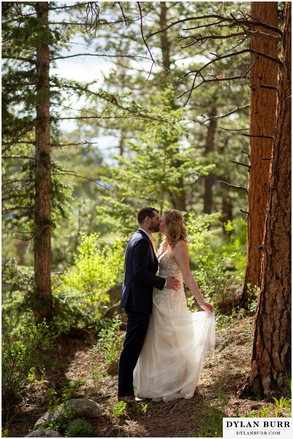 della terra mountain chateau wedding colorado rocky mountain national park wedding rmnp elopement bride and groom kissing in the woods