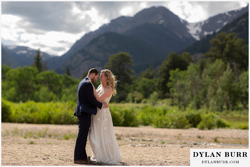 della terra mountain chateau wedding colorado rocky mountain national park wedding rmnp elopement bride and groom with huge snow capped mountains in the distance