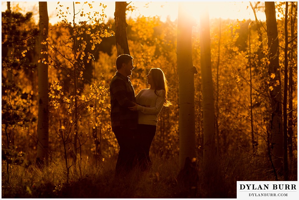 how to prepare for my engagement session couple in incredible sunset