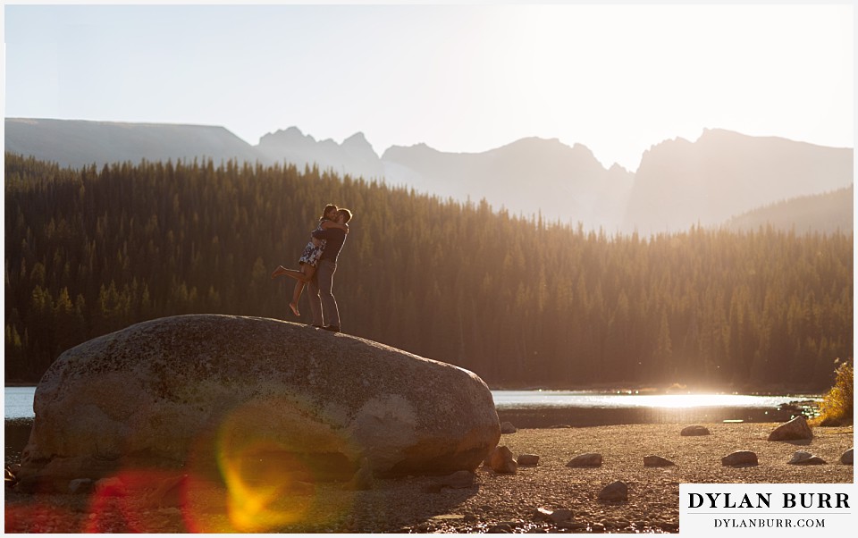 how to prepare for my engagement session couple on top of giant rock by a lake in colorado